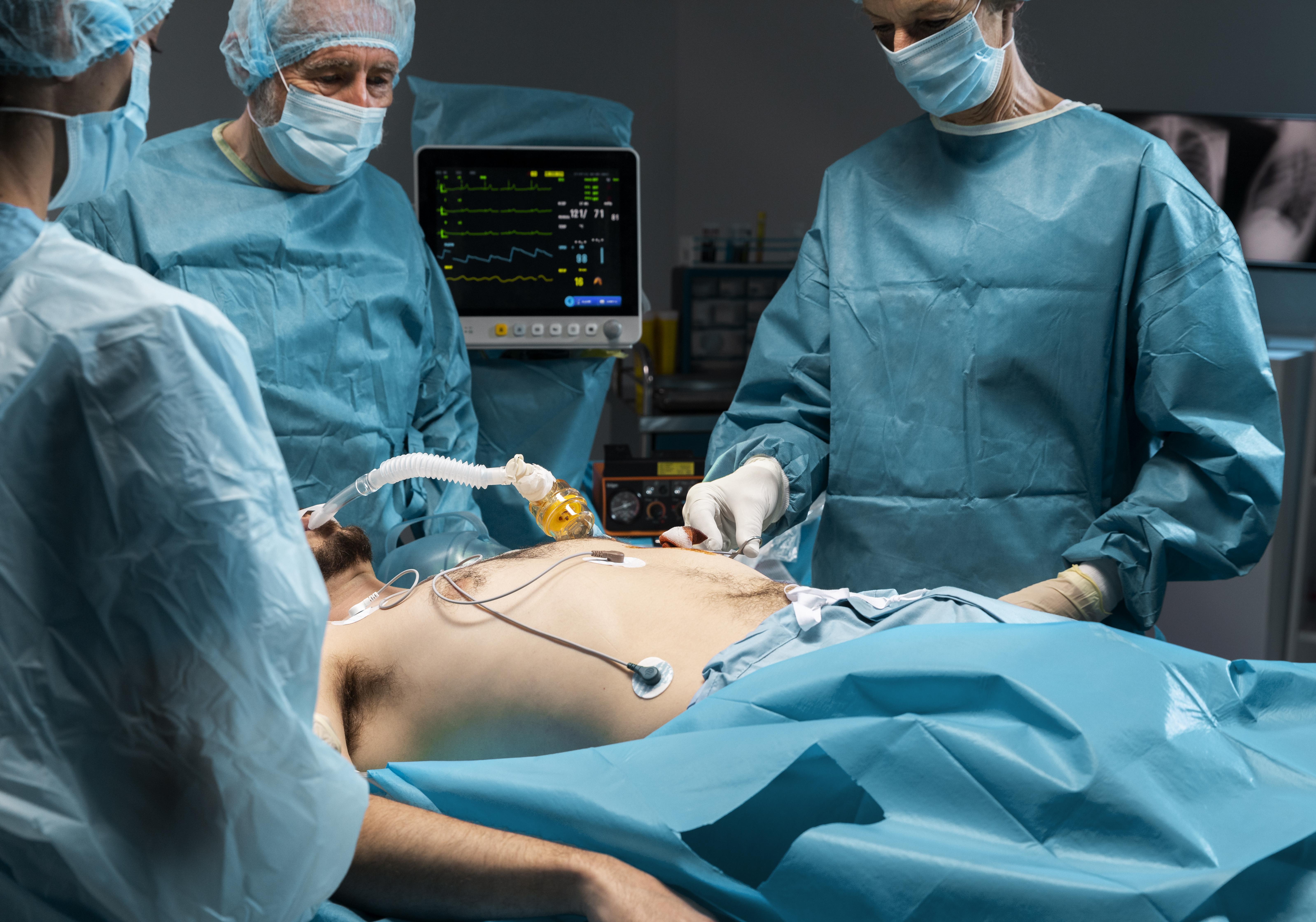 Des médecins et infirmières travaillant ensemble dans une salle d'opération moderne.